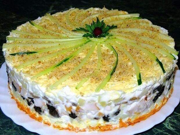 Слоеный закусочный торт с копчёной курицей, черносливом и шампиньонами