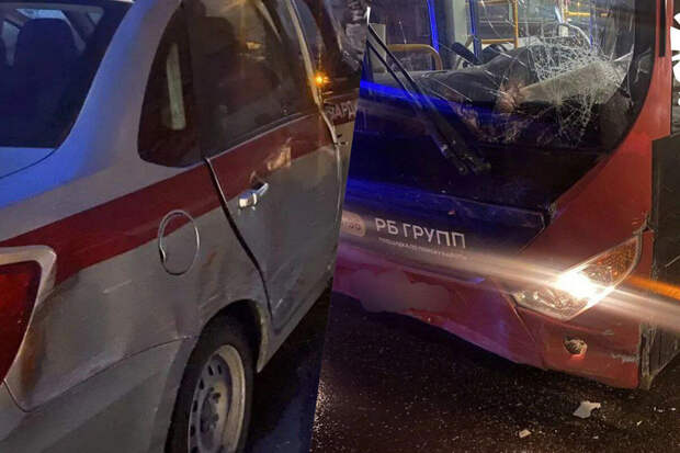 В Комсомольске-на-Амуре машина Росгвардии врезалась в автобус с пассажирами