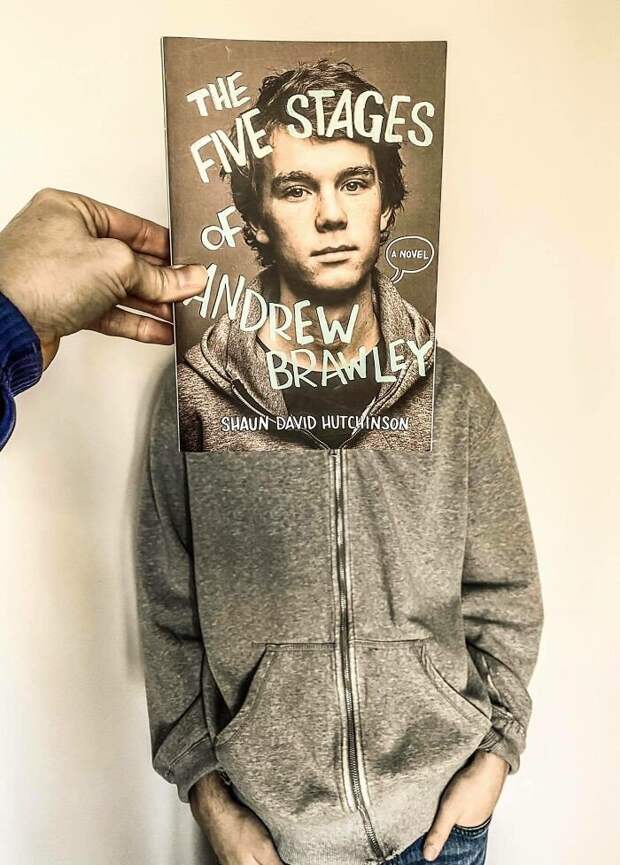 Люди подставляют лица к обложкам книг: челлендж #Bookface