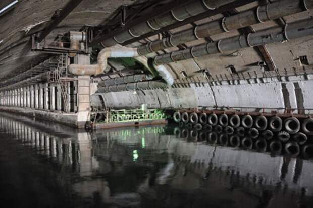 На базе подводных лодок одновременно могло находиться 7 субмарин. На базе подводных лодок одновременно могло находиться 7 субмарин.