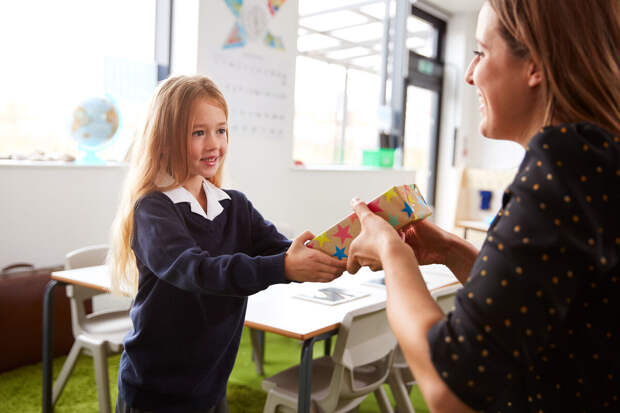 НСЗПП: некоторые подарки учителям на 8 Марта могут трактовать как взятку