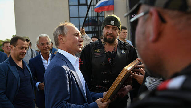Президент РФ Владимир Путин, председатель правительства РФ Дмитрий Медведев и глава мотоклуба Ночные волки Александр Залдостанов в Севастополе. 18 августа 2017 Президент РФ Владимир Путин, председатель правительства РФ Дмитрий Медведев и глава мотоклуба Ночные волки Александр Залдостанов в Севастополе. 18 августа 2017