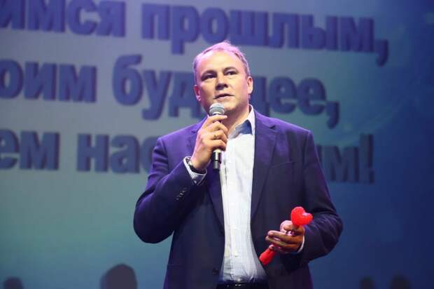 Петр Толстой поздравил соцработников ЮВАО с 30-летним юбилеем службы / Фото: Александр Чикин