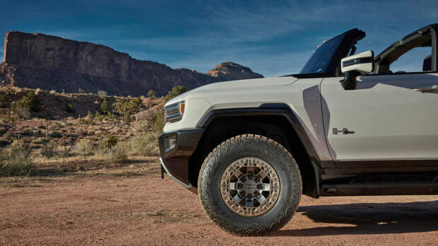 GMC Hummer EV показал себя как 1000-сильный, 350-мильный, быстро заряжающийся ЗВЕРЬ!