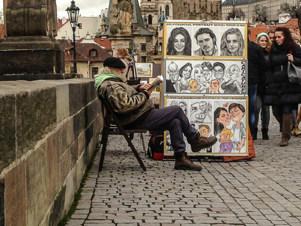 На фото: очень немолодой художник на Карловом мосту, Прага.