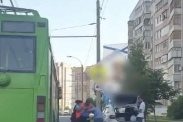 Драку водителей троллейбусов на остановке в Казани сняли на видео