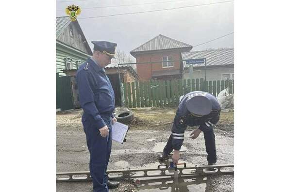 Прокуратура выявила опасные ямы на дороге в посёлке Дубна