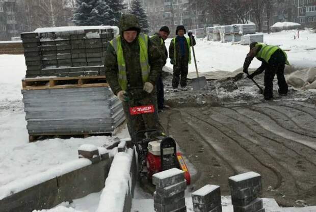 Укладка тротуарной плитки под снегом, г. Новокузнецк (иллюстрация из открытых источников)