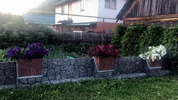 Вместе с мужем построили чудо-забор для клумб из пластиковых ящиков, который вызывает восхищение