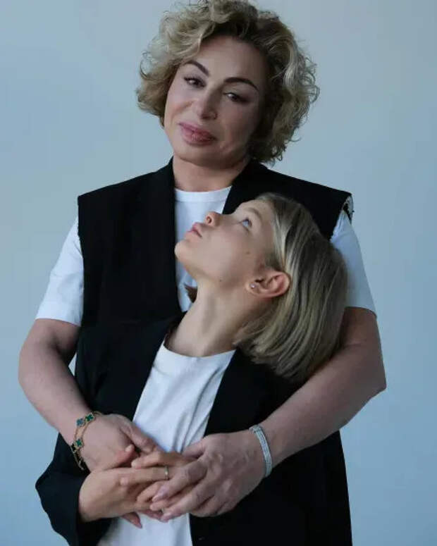 Симона с внучкой