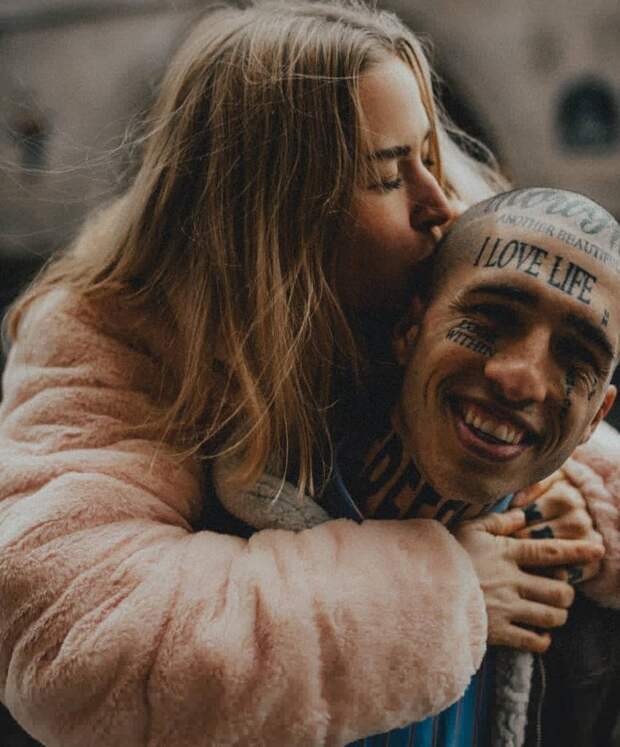 Молодожены попросили интернет-сообщество профинансировать их путешествие в Африку, потому что они сами на хотят работать