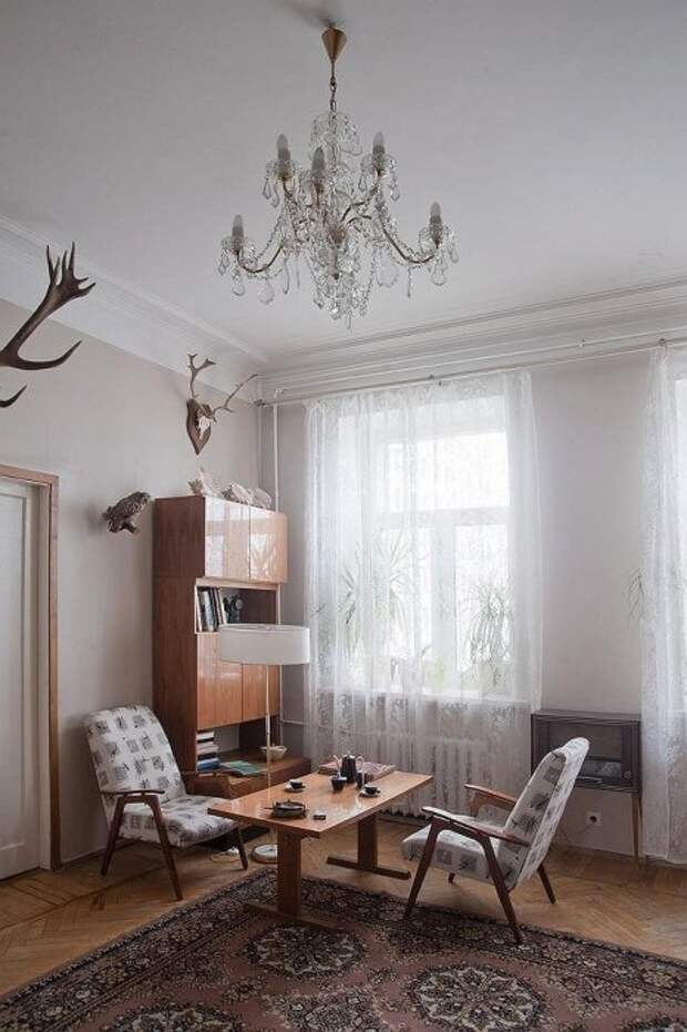 Советский интерьер сохранен в квартире архитекторов.