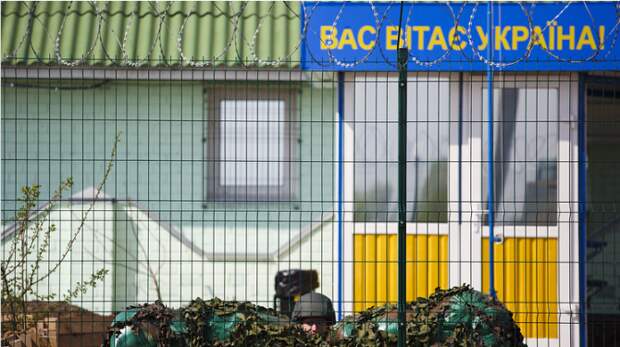 Порошенко просят временно ужесточить правила въезда на Украину для россиян  