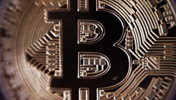 Сувенирная монета криптовалюты биткойн в MaRSe Bitcoin Center в Москве