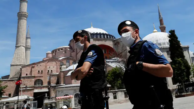 В Турции вступил в силу частичный комендантский час