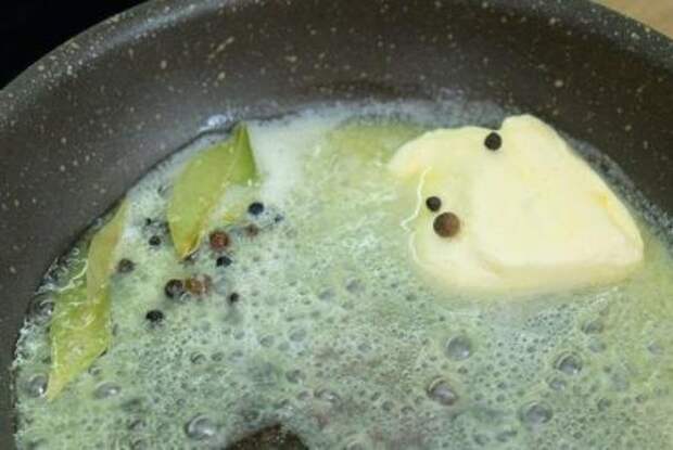 Масло в сковороде