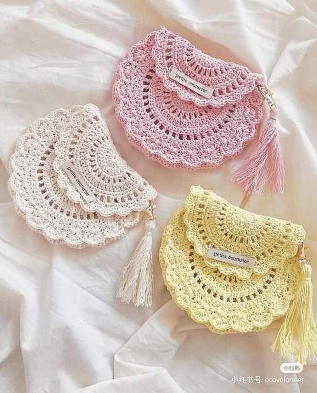 Вязаные косметички и органайзеры, созданные при помощи крючка, стали популярным и практичным аксессуаром для хранения различных предметов.-29