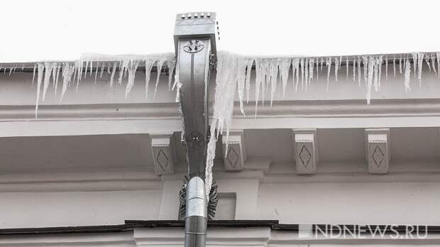 В Подмосковье при падении наледи с крыши пострадали мужчина и 10-летняя девочка