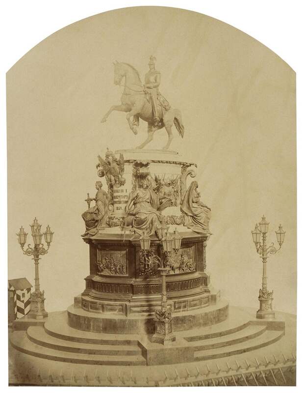 Вид памятника Николаю I накануне открытия. 1859