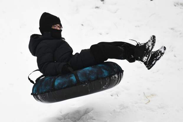 Катавшиеся на ватрушках российские школьники провалились под лед