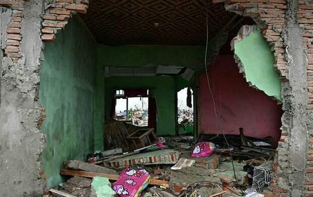 Во время цунами житель Индонезии оказался перед страшным выбором гибель родных, индонезия, катастрофа, семейная драма, спасение, страшный выбор, трагедия, цунами