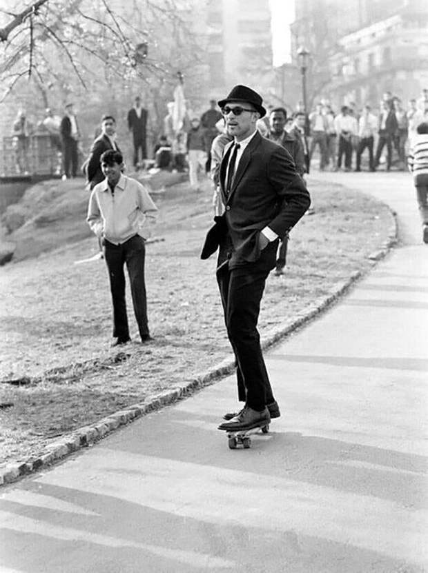 Мужчина на скейтборде в Центральном парке, Нью-Йорк. 1965 год
