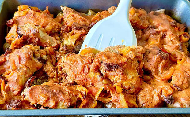 Готовим курицу на давленой картошке сразу в маринаде. 30 минут в духовке и мясо тает под вилкой