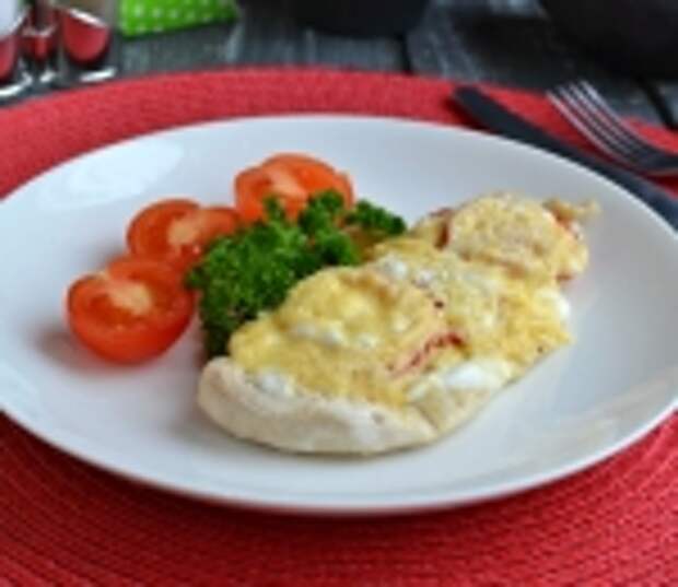 Куриное филе запеченное с яблоками. Филе с сыром и луком. Отбивная куриная грудка с помидорами и сыром в духовке. Курица под сыром и помидорами. Горбуша под сыром в духовке.