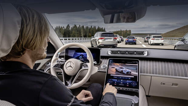 Mercedes s,Mercedes eqs. С первой половины 2022 года Drive Pilot предложит автоматизированное вождение в плотном трафике на скорости до 60 км/ч (пока такой лимит установлен законом) на магистралях Германии. При этом водителю позволено заниматься другими делами (совершать покупки в Интернете, читать электронную почту). Тесты системы идут в США и Китае.