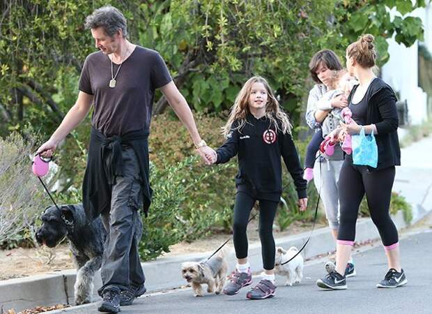 В полном составе: Мила Йовович на прогулке с мужем и детьми в Лос-Анджелесе. 14.11.2016. 42 года, С Днем Рождения, поздравление