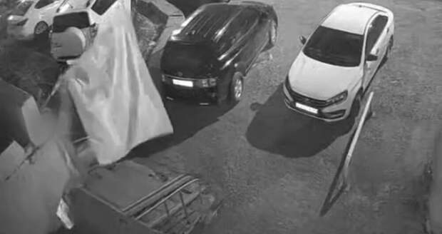 Мужчина сорвал со здания копию Знамени Победы в Красноярске