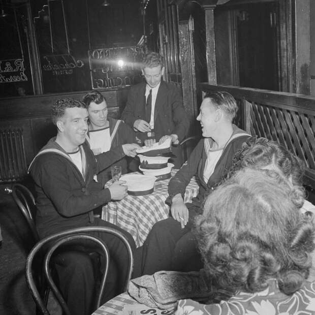 Вот как военные моряки США веселились в нью-йоркском баре в 1942 году бар, моряки