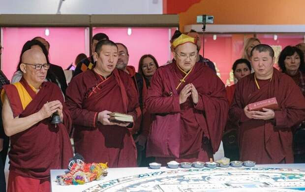 Песок мандалы рассеяли в Зимней канавке