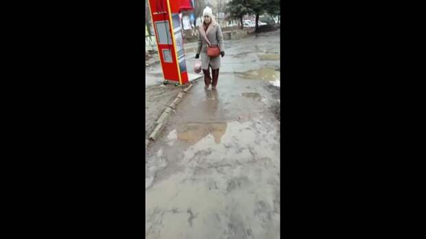 Дождливый и слякотный микрорайон Текстильщик в Кировском районе Донецка https://t.me/webmoney_dn/315278Video: Видео от Донецкая группа новостей|Донецк...