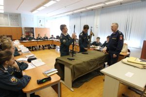 Сотрудники Колледжа железнодорожного и городского транспорта провели урок по гражданской обороне. Фото: Владимир Смоляков, «Вечерняя Москва»