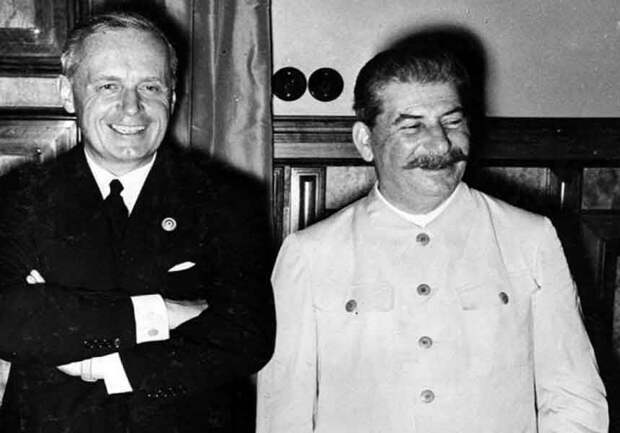 И.В. Сталин и Иоахим фон Риббентроп