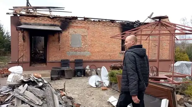 Врач-волонтер остался жить в разрушенном доме под Харьковом, чтобы помогать односельчанам