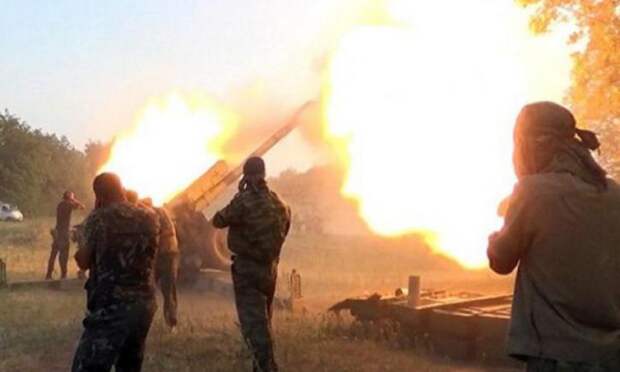 Украинский снаряд убил военных ВСУ, разорвавшись в стволе при обстреле Донбасса Захарченко просит Киев сдать танки на металлолом для восстановления заводов ДНР