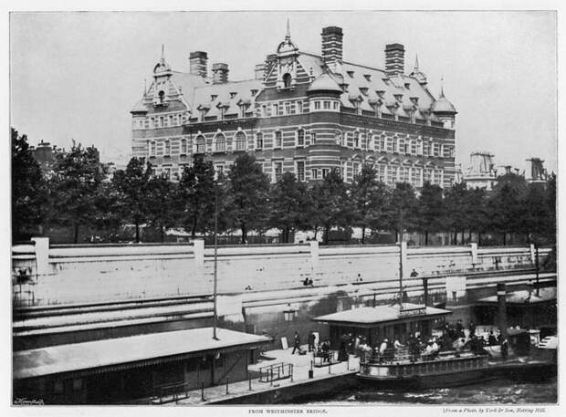 Старый снимок здания Уайтхолл на берегу набережной Виктории.