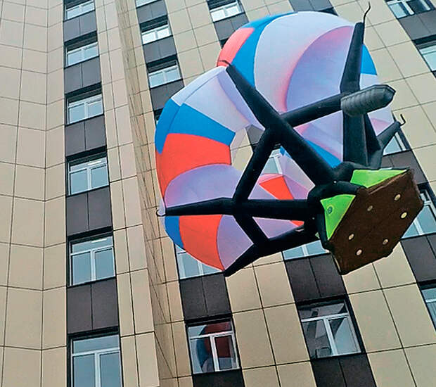 Парашютирующее спасательное устройство может безопасно приземляться на любые поверхности, в том числе на верхушки деревьев и различные строения 27-03.jpg