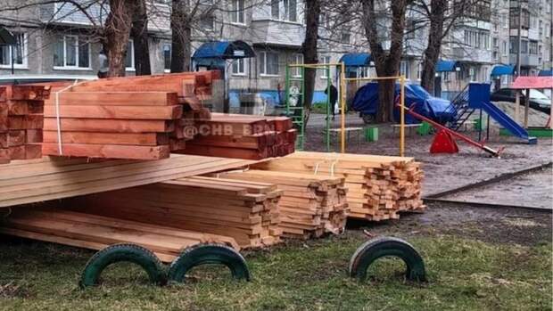 В Барнауле пожаловались на заставленную стройматериалами детскую площадку