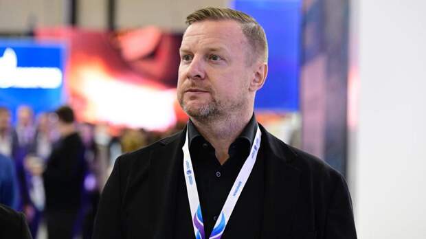 «Пусть твой Ангел‑хранитель всегда будет рядом»: Вячеслав Малафеев с молодой женой крестили 5-месячного сына