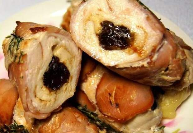 Куриные рулетики с черносливом и сыром