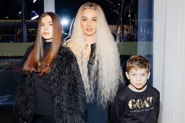 «Он ходит с самым простым телефоном»: Анна Седокова лишила сына дорогого гаджета