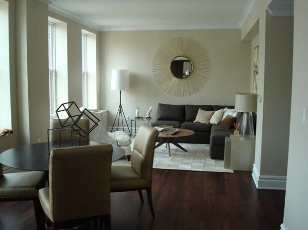 Круглые предметы мебели в узкой гостиной помогут визуально изменить пропорции комнаты.