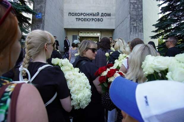 Слезы, обмороки и «Белые розы»: уже 14 тысяч фанатов пришли на прощание с Юрием Шатуновым