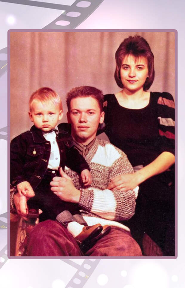 Александр Кузнецов в детстве с родителями.