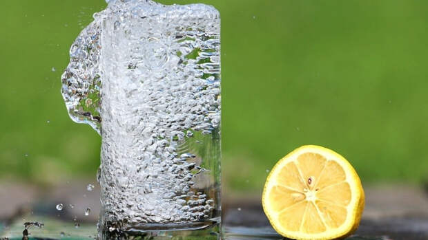 Воду назвали лучшим напитком для утоления жажды в жару