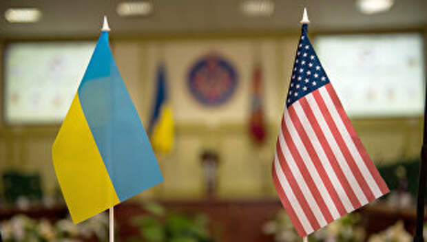 Флаги Украины и США. Архивное фото Флаги Украины и США. Архивное фото