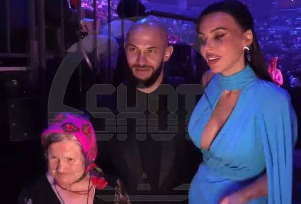 Джиган и Оксана Самойлова привели на “Премию Муз-ТВ” в Москве ту самую “диско-бабушку из Сыктывкара” – любимицу Сергея Лазарева